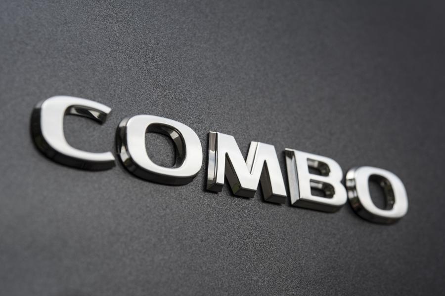Логотип Vauxhall Combo 2018 года  (фото 20 из 24)